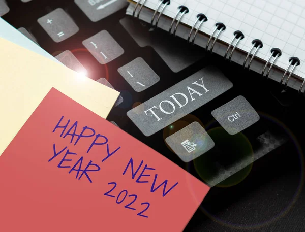 Texto que muestra inspiración Feliz Año Nuevo 2022. Concepto de Internet celebración del comienzo del año calendario 2022 Introducir palabra clave y descripción de la imagen, escribiendo la definición y el significado de la palabra — Foto de Stock