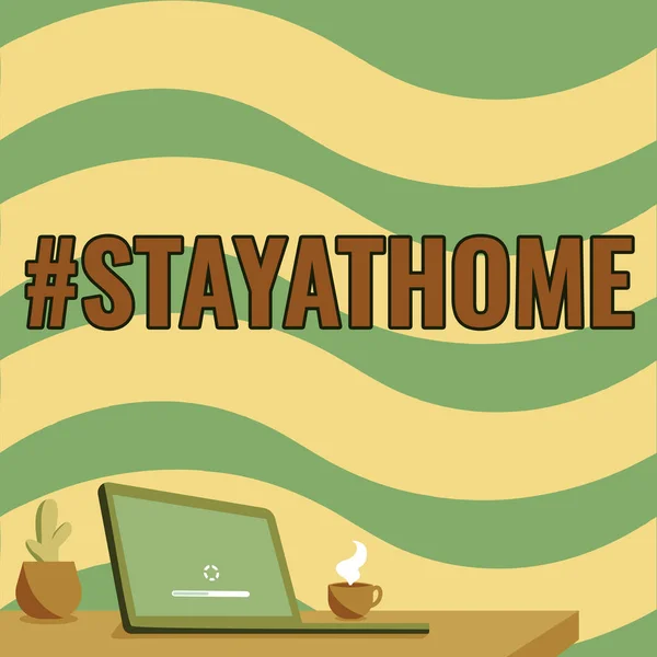 テキストの表示を書く｜Hashtag Stay at home.ビジネスアイデアコロナウイルス発生に関連するソーシャルメディアのトレンドラベルノートパソコンのペンホルダーと開いて配置されたオフィスの机の図面 — ストック写真