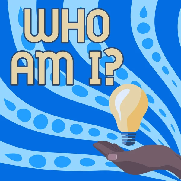 Podpis koncepcyjny "Kim jestem?" Pomysł na biznes z pytaniem o własną tożsamość lub osobisty cel w życiu Lady Hands Holding Lamp With Formal Outfit Presenting New Ideas For Project, — Zdjęcie stockowe