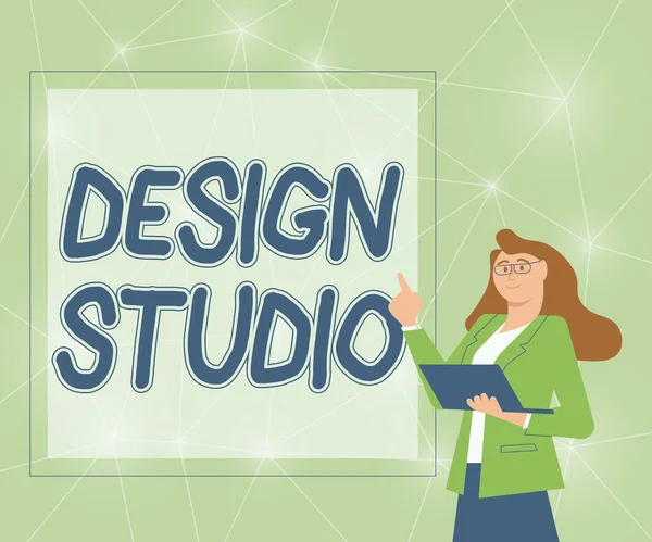 Cartel que muestra Design Studio. Ambiente de trabajo de escaparate empresarial específicamente para diseñadores y artesanos Ilustración de empresaria de pie sosteniendo su computadora portátil presentando ideas. —  Fotos de Stock