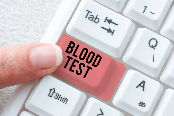 血液検査を示すテキストキャプション。生物から抽出された血液サンプルのための単語は、実験室分析を実行しますダウンロード履歴ファイルの再入力,オンライン登録フォームの入力 — ストック写真