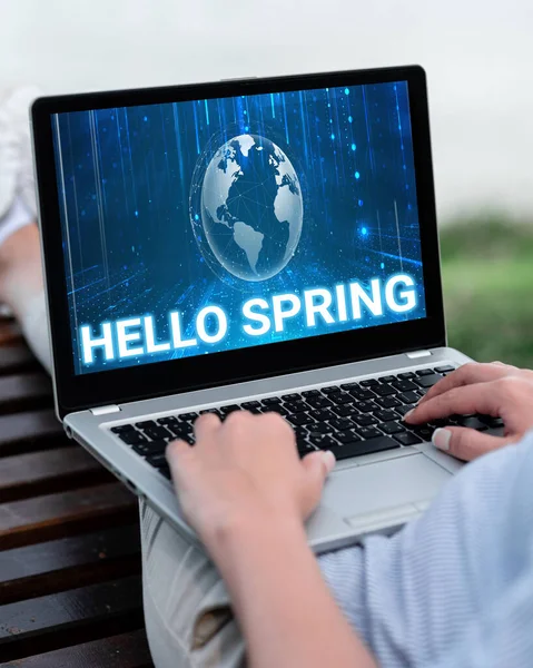 Skriv på och visa Hej våren. Internet Concept hälsning för färska växter och blommande blommor säsongen Laptop Vila på varv av kvinna med platta ben Kompletterande Fjärrjobb. — Stockfoto