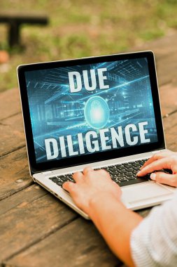 Diligence 'ı sunan metin başlığı. Laptop 'ın Uzaktan Yapılan Uzaktan İşlerle Parkta Çalışan Masa Üzerine yerleştirildiği bir anlaşma için diğer işletme mallarına zarar vermekten kaçınma sözü.