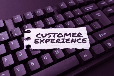 Müşteri Deneyimi 'ni gösteren bir tabela. İlişki kullanıcısını tanımlamak için internet kavramı ifadesi, Yeni Eğitim Ders Kitabı Yazma, Eski Deneme Çevrimiçi Yeniden Yazma