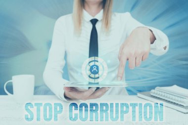 El yazısı Yolsuzluğu Durdur mesajı. İnternet Konsepti, Geleceğin Teknolojisini Gösteren Bayan Telefonun Basılı Ekranı için özel yetkinin kötüye kullanımına son verdi