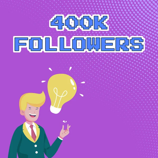 Написання тексту, що представляє 400K Followers. Концепція означає кількість людей, які слідують за кимось у Instagram Джентльмен, який малює стоячи, щоб мати нову ідею, представлену світлою бульбашкою. — стокове фото