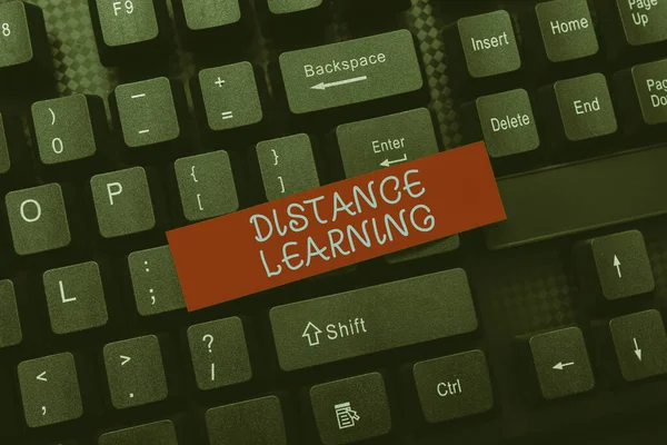 Título conceptual Aprendizaje a distancia. Concepto de negocio conferencias educativas transmitidas a través de Internet de forma remota Escritura de investigación en línea Análisis de texto, la transcripción de correo electrónico de voz grabado — Foto de Stock