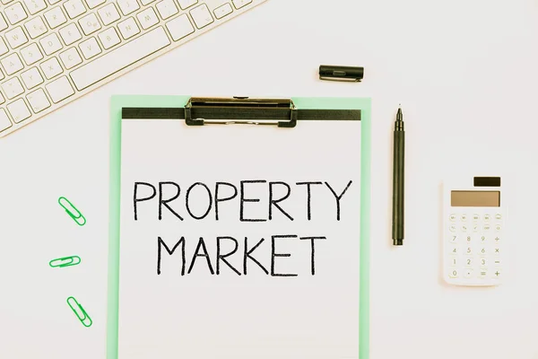 Текст, показывающий вдохновение рынка недвижимости. Слово "купля" на рынке купли-продажи земли и зданий. — стоковое фото