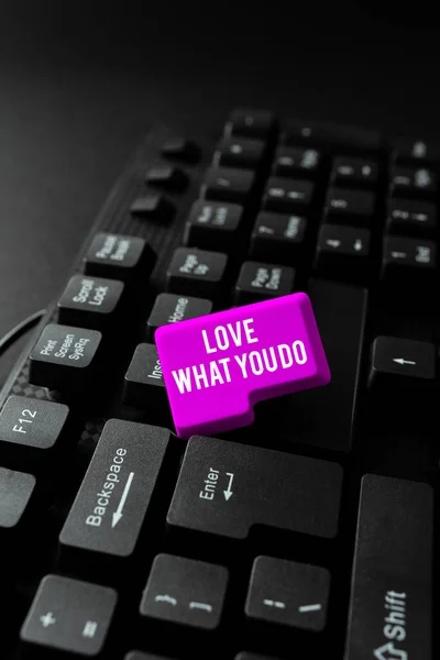 Pisanie tekstu Love What You Do. Biznes showcase ma pasję i entuzjazm w pracy Dedykacja Oddanie Wprowadzanie nowych kodeksów programowania, pisanie emocjonalnych krótkich opowieści — Zdjęcie stockowe