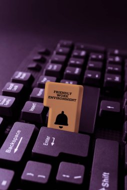 El yazısı metni Dostça Çalışma Ortamı. Geleceğin akıllı, modern, yüksek binalar çevresi İlginç Çevrimiçi Konular, Daktilo Ofisi Bildirimleri