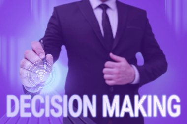 Karar verme sunan metin başlığı. İnternet Kavramı İki veya daha fazla olasılık arasında karar verme eylemi Cep Telefonu Ekranı Geleceğin Teknolojisini Gösteren Adam.