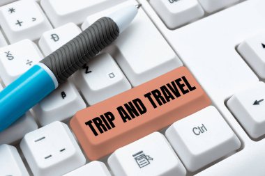 El yazısı Trip and Travel. İş Konsepti Seyahatleri Neşeli Seyahatler Yeni İnteraktif Web Sitesi Geliştirme, Programlama Kodları Düzenleme