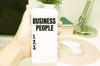 El yazısı, İş Adamları. İnternet Konsepti İş dünyasında çalışan insanlar, özellikle yönetici düzeyinde ofis malzemeleri, klavye, bardak ve çalışma için kahve fincanları.