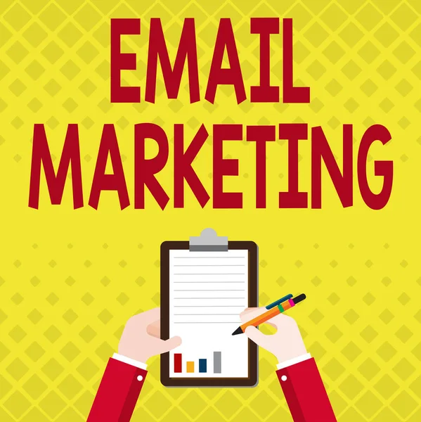 Podpis koncepcyjny Email Marketing. Koncepcja oznacza wysłanie komercyjnej wiadomości do grupy wyświetlaczy za pomocą poczty Business Associate Holding Clipboard Dokumentowanie raportów za pomocą wstrzykiwacza. — Zdjęcie stockowe