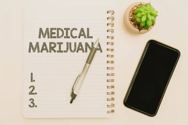 Inspiração mostrando sinal de maconha medicinal. Visão geral do negócio recomendado examinando como tratamento de uma condição médica Escritório fornece mais de mesa com teclado e óculos e xícara de café para — Fotografia de Stock