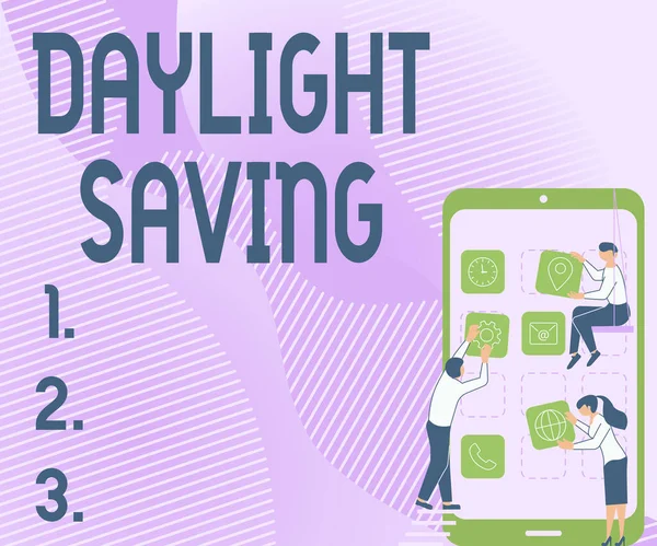 Segno di scrittura a mano Daylight Saving. Internet Concept Tecnologie di archiviazione che possono essere utilizzate per proteggere i dati Tre colleghi che trasportano S Decorating Mobile Application. — Foto Stock