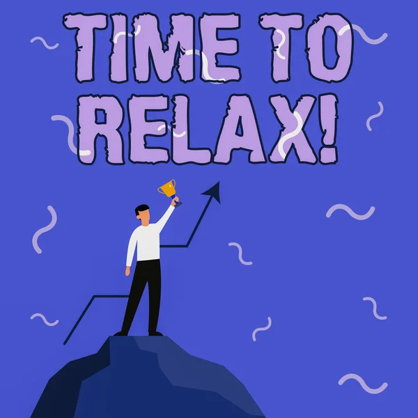 Text ukazující Time To Relax. Slovo napsané na uvolňovací moment pro přestávku v práci nebo studium volného času podnikatel kreslení stojící na Big Rock hrdě drží trofej. — Stock fotografie