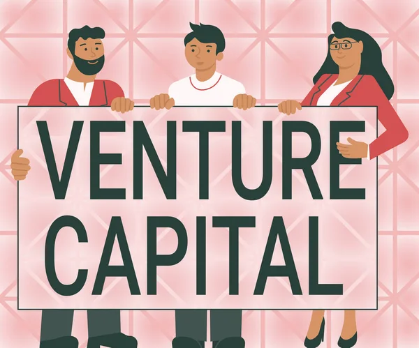 Tekst bijschrift presenteren Venture Capital. Internet Concept Risicokapitaal Drie Collega 's Holding Presentatie Board Toont nieuwe ideeën. — Stockfoto