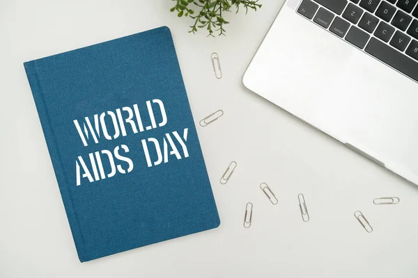 Έμπνευση που δείχνει σημάδι Παγκόσμια Ημέρα του AIDS. Internet Concept World Aids Day Office Supplies over Desk με πληκτρολόγιο και ποτήρια και φλιτζάνι καφέ για την εργασία — Φωτογραφία Αρχείου