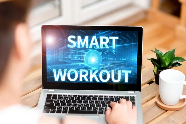 스마트 워크 아웃 (Smart Workout) 은 다음을 가리킨다. 비즈니스 개념 은 집에서 일하는 식물 과 노트북을 타는 여인 이 되기 위해 정확히 무엇을 해야 하는지를보여 주는 목표를 설정 했습니다.. — 스톡 사진