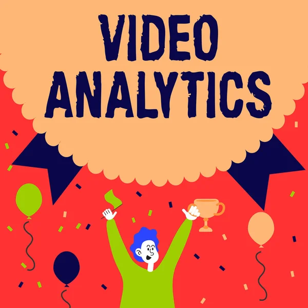 Χειρόγραφο υπογραφή Video Analytics. Επιχειρηματική ιδέα ανάλυση βίντεο για τον εντοπισμό και τον προσδιορισμό χρονικό γεγονός Man Holding Trophy Γιορτάζοντας Performance Περιτριγυρισμένο με Μπαλόνια. — Φωτογραφία Αρχείου