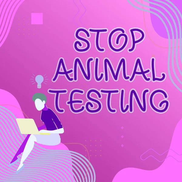 Schild mit der Aufschrift Stop Animal Testing. Word Geschrieben über wissenschaftliche Experimente, bei denen lebende Tiere gezwungen werden, sich einer Frau zu unterziehen, die mit Laptop aktiv Arbeit verrichtet Von neuen Gedanken. — Stockfoto