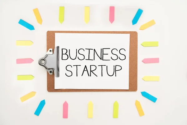 El yazısı: Business Start Up. İşletme yaklaşımı Yeni Ticaret Girişimi Taze Girişim Çeşitli Koleksiyon Ofisi Kırtasiyesi Fotoğrafı Tablo Üzerine Yerleştirildi — Stok fotoğraf