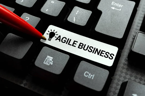 Signo de texto que muestra Agile Business. La capacidad de escaparate comercial de ajustarse rápidamente a la tendencia del mercado es publicar documentos escritos a máquina en línea, escribir contratos a largo plazo —  Fotos de Stock