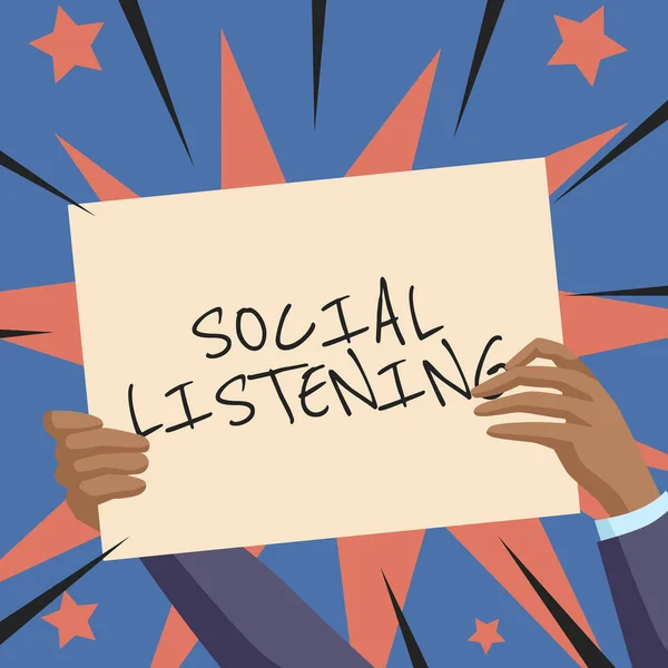 Fogalmi felirat Social Listening. Koncepció jelentése elemzése a beszélgetések és trendek a termék Hands Holding Paper Bemutatja az új ötletek körül csillagok. — Stock Fotó