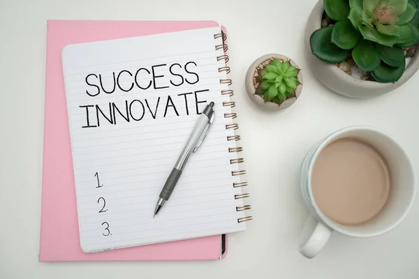 Знак Success Innovate. Бизнес-подход делает организации более адаптивной к рыночным силам Офисные принадлежности за столом с клавиатурой и стаканами и кофе Кубок для работы — стоковое фото