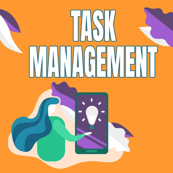 Schreiben, das Text anzeigt, Task Management. Business Überblick über den Prozess der Verwaltung einer Aufgabe durch ihren Lebenszyklus Lady Pressing Screen Of Mobile Phone Showing The Futuristic Technology. — Stockfoto