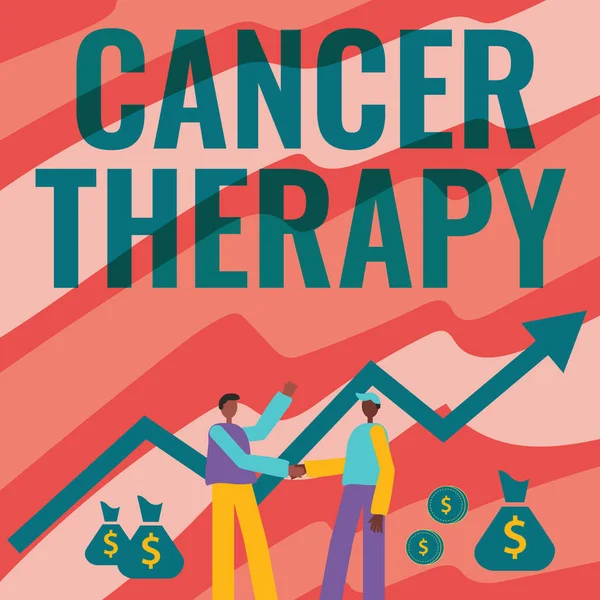 がん治療を示すテキスト記号。手術を受けた患者におけるがんの治療のための言葉化学療法2人の男性成長とお金のバッグのための経済的な矢印で握手立って. — ストック写真