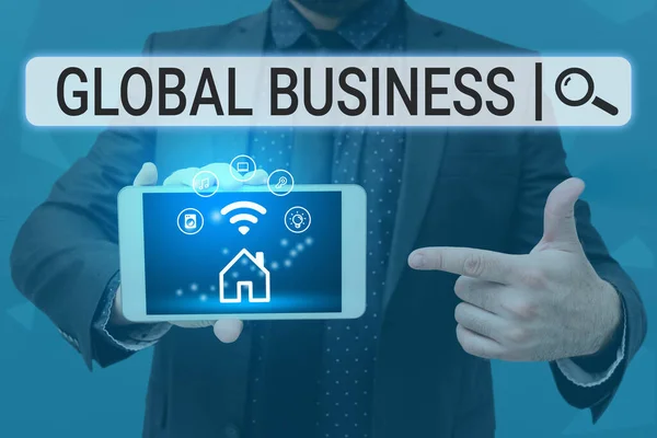Teksten weergeven Global Business. Woord voor Handel en business systeem een bedrijf doen over de hele wereld Man met scherm van mobiele telefoon Toont de futuristische technologie. — Stockfoto