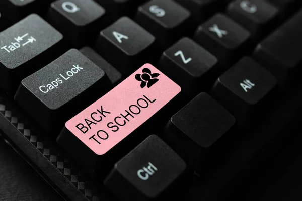 Tekstbord met Terug naar School. Woord voor is de periode met betrekking tot het begin van een nieuw schooljaar Typing Online Class Review Notes, Abstract Retyping Subtitle Tracks — Stockfoto