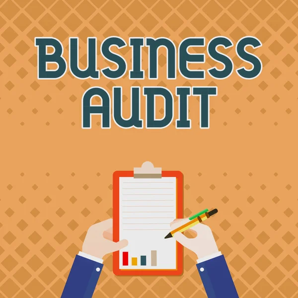Visualizzazione concettuale Business Audit. Analisi della relazione finanziaria di un'organizzazione Business Associate Holding Clipboard Documenting Reports With Pen. — Foto Stock