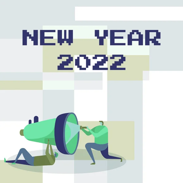 Sinal de texto mostrando Ano Novo 2022. Conceito de negócio Saudação Celebrando Feriado Recomeçar Melhores desejos Trabalhadores Desenho Ajudando Um ao Outro Com Lanterna Para Corrigir Megafone. — Fotografia de Stock