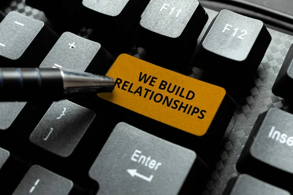 Texte inspirant We Build Relationships. Concept d'affaires Nous construisons des relations se connectant avec des amis en ligne, faire des connaissances sur Internet — Photo