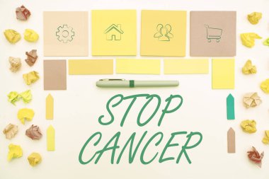 Kanseri Durdurun 'u sunan metin başlığı. Kanser oranını azaltmak için etkin önlemler alma fikri Masanın Üzerine Yerleştirilen Çoklu Koleksiyon Ofisi Kırtasiyesi Fotoğrafı