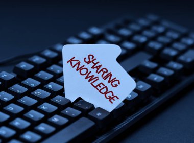 Paylaşımcı Bilgiyi gösteren metin işareti. Ticari yaklaşım bilgisi, Yeni Çevrimiçi Dükkan İşletmeleri, Ticari Mallar Listesi oluşturan kuruluşlar arasında veya organizasyonlar arasında paylaşılıyor