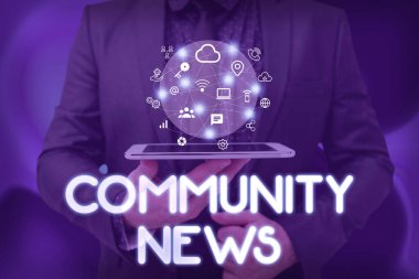 Kavramsal gösterim Toplum Haberleri. Haber bülteni üzerine yazılan ve tipik olarak şehir mahallelerine odaklanan bir kelime. Elinde cep telefonunun ekranında Geleceğin Teknolojisini gösteren bir adam..