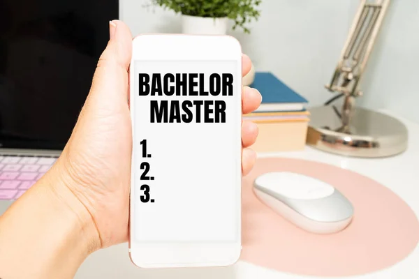 Schild mit der Aufschrift Bachelor Master. Geschäftsidee Ein nach dem Bachelor abgeschlossener Hochschulabschluss ist Bürobedarf über den Schreibtisch mit Tastatur, Brille und Kaffeetasse zum Arbeiten — Stockfoto