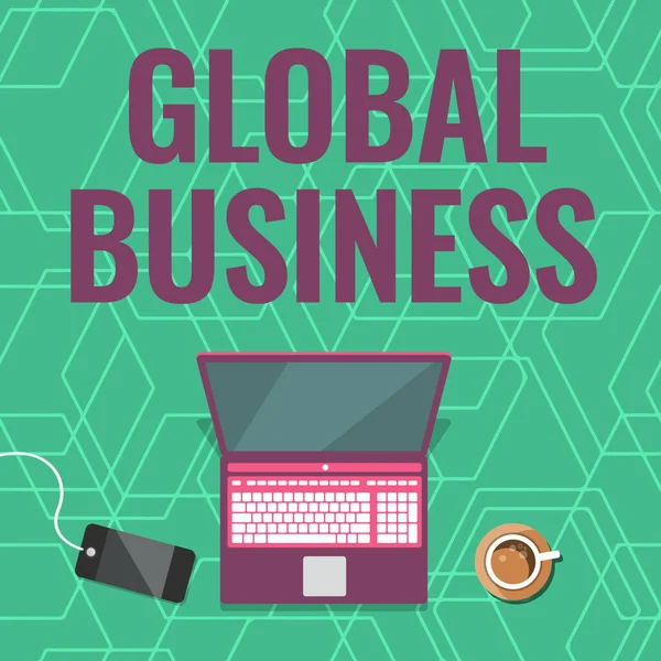 Schreiben von Textanzeigen Global Business. Geschäftsübersicht Handel und Geschäftssystem eines Unternehmens auf der ganzen Welt Laptop auf einem Tisch neben Kaffeebecher und Pflanze zeigt Arbeitsprozess. — Stockfoto