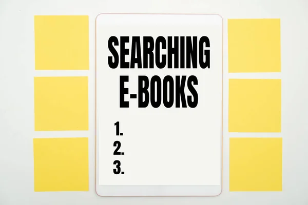 Inspiratie toont teken Zoeken E Boeken. Concept betekent op zoek naar een elektronische vorm van educatief materiaal Office Supplies Over Desk met toetsenbord en glazen en koffiebeker voor het werken — Stockfoto