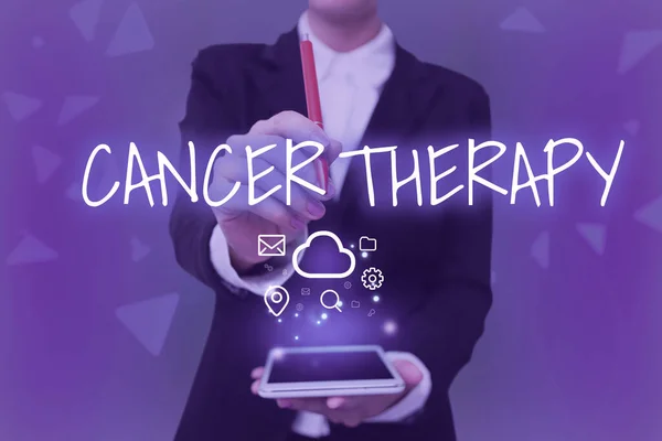 암 치료를 보여 주는 서명. 수술을 받은 환자의 암 치료에 관한 말 Chemotherapy Lady Pressing Screen Of Mobile Phone show The Futuristic Technology — 스톡 사진