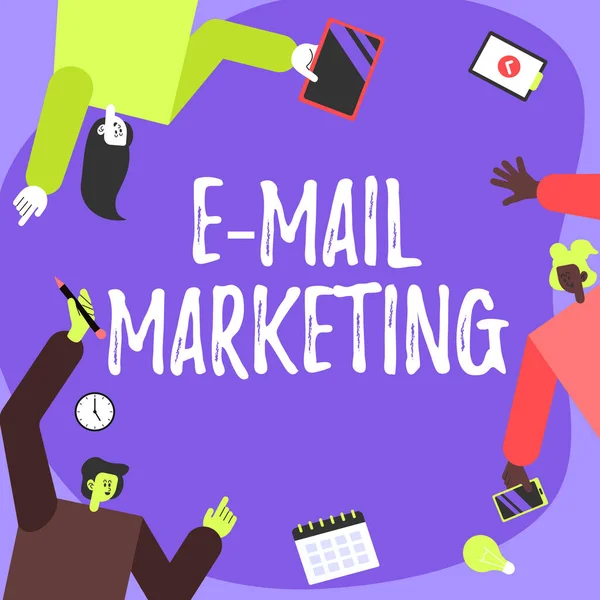 Υπογραφή εμφάνισης Email Marketing. Internet Concept Αποστολή ενός εμπορικού μηνύματος σε μια ομάδα εμφάνισης χρησιμοποιώντας το mail Συνάδελφοι που μεταφέρουν S Διακόσμηση Mobile Application Καθορισμός Ομαδικής Εργασίας. — Φωτογραφία Αρχείου