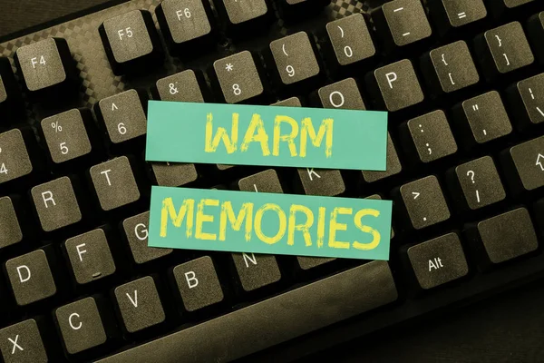 Εννοιολογική απεικόνιση Θερμές αναμνήσεις. Έννοια σημαίνει Ζεστές αναμνήσεις Ρύθμιση νέων σε απευθείας σύνδεση Blog Website, Πληκτρολογώντας Σημαντικό Περιεχόμενο Διαδικτύου — Φωτογραφία Αρχείου