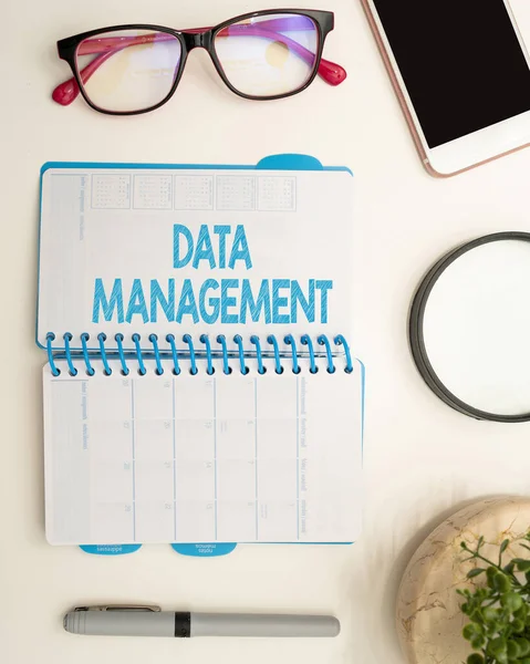 Visualizzazione concettuale Gestione dei dati. Foto concettuale La pratica di organizzare e mantenere i processi di dati Forniture per ufficio Over Desk con tastiera e occhiali e tazza di caffè per il lavoro — Foto Stock