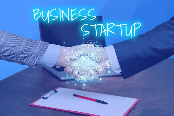 Continual title Business Start Up. Концепция Интернета Размещение нового коммерческого предприятия Свежий Предприятие Руки трясущиеся Подписание контракта Разблокирование новых футуристических технологий. — стоковое фото