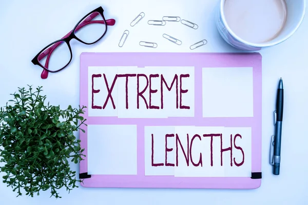 Legenda do texto apresentando comprimentos extremos. Palavra para fazer um grande ou extremo esforço para fazer algo melhor material de escritório sobre mesa com teclado e óculos e xícara de café para trabalhar — Fotografia de Stock