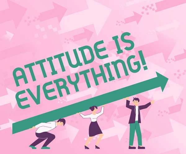 Tekst die inspiratie toont Attitude Is Everything. Internet Concept Positieve Outlook is de gids voor een goed leven Vier collega 's tekenen staande houden van grote pijl voor succes. — Stockfoto